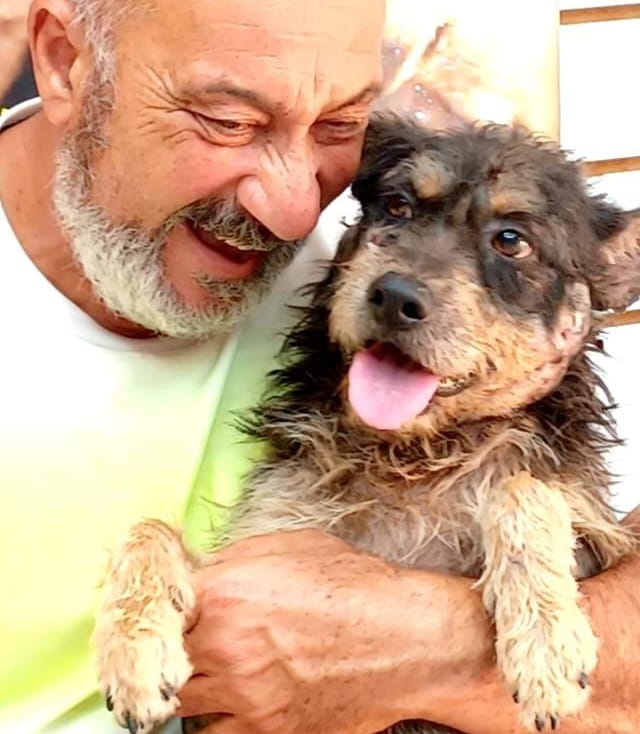 Foto beto abraçando o cachorro